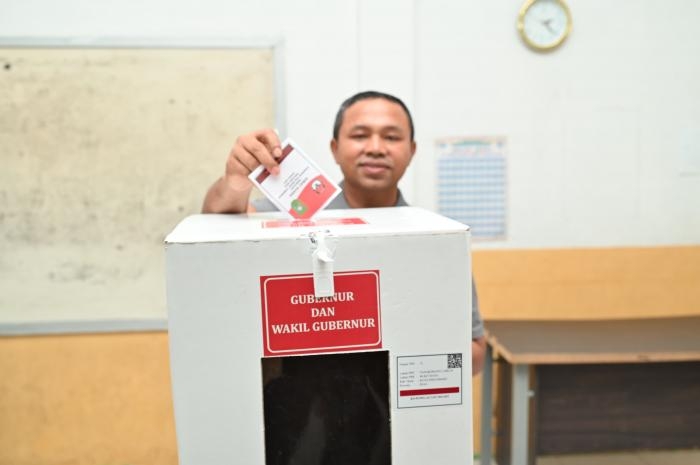Cagubri Abdul Wahid Gunakan Hak Suara di TPS 15 Kelurahan Tangkerang Labuay