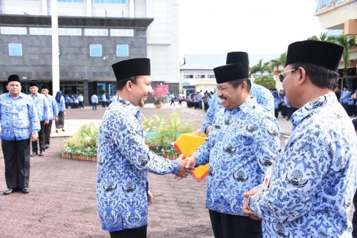Bupati Bengkalis Menyerahkan Satya Lencana 