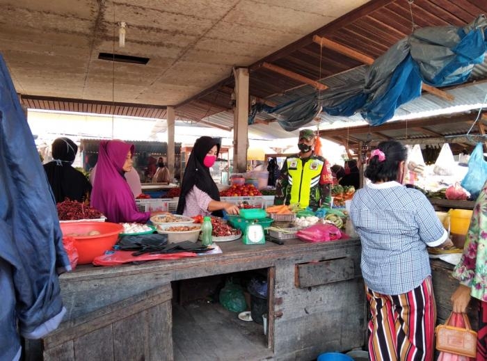Babinsa Koramil 03 Siak Terapkan Patroli Kesehatan di Pasar Tradisional