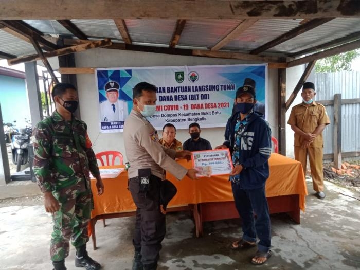 Bantu Warga dimasa Pandemi Covid 19, Babinsa Desa Dompas Ikuti Penyerahan BLT DD Tahap IV