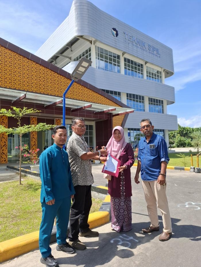 Dosen Elektro Sosialisi Penggunaan Lampu Jalan Umum Tenaga Surya di Kampus Polbeng