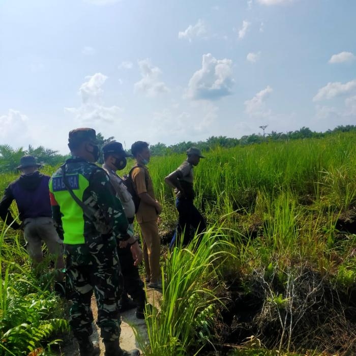 Antisipasi Terjadinya Kebakaran, Babinsa Desa Jati Baru Serda Ade SM Giat Lakukan Patroli