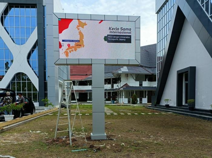 Dosen Elektro Polbeng Terapkan Videotron Berbasis Internet of Things