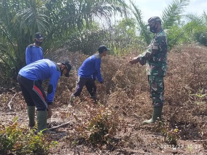 Pantau Titik Api, Babinsa Desa Sabak Permai Giat Lakukan Patroli
