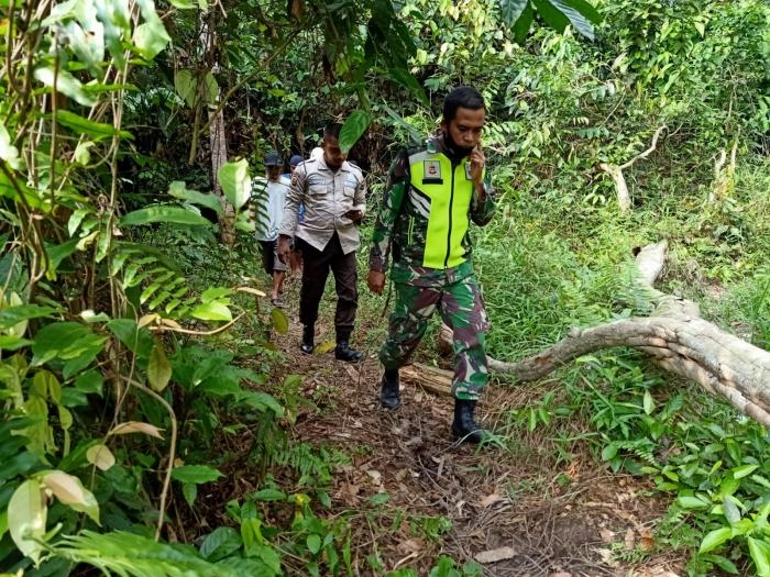 Pantau Titik Api, Serka Alif Giat Lakukan Patroli Karlahut Bersama Warga