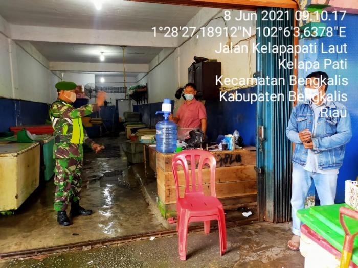 Cegah Penularan Virus Corana, Babinsa Koramil 01 Bengkalis Gelar Operasi Prokes di Pasar