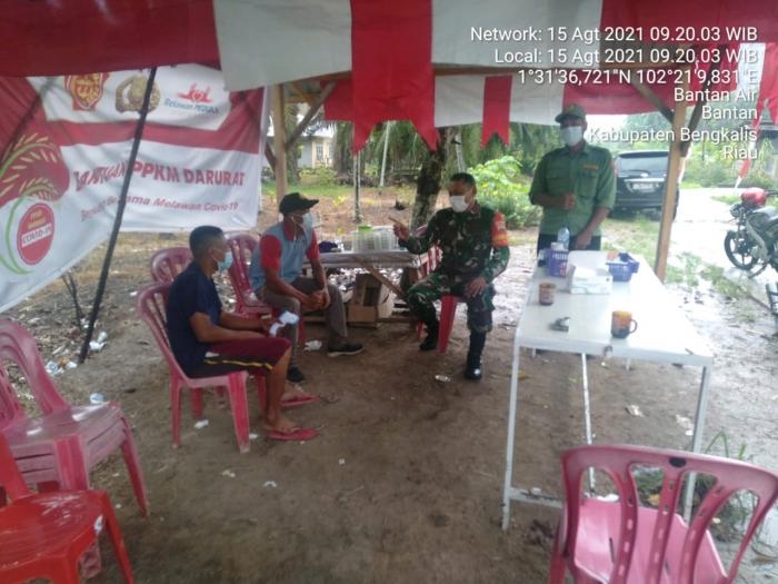 Antisipasi Kerumunan Warga, Serda Munijar Terapkan Aturan Prokes di Pelabuhan Tanjung Kapal