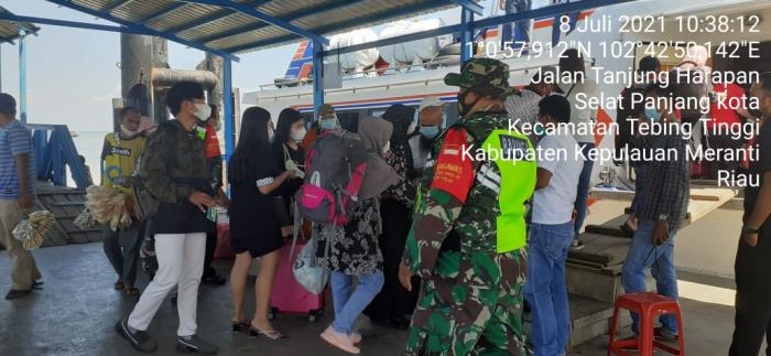 Personil Koramil 02 TT Bersama Tim Gabungan Lakukan Operasi Prokes di Pelabuhan Tanjung Harapan