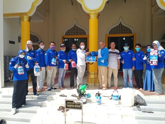 Demokrat Bengkalis Lakukan Penyemprotan Desinfektan Dimesjid dan Bagikan Handsanitizer ke Pedagang