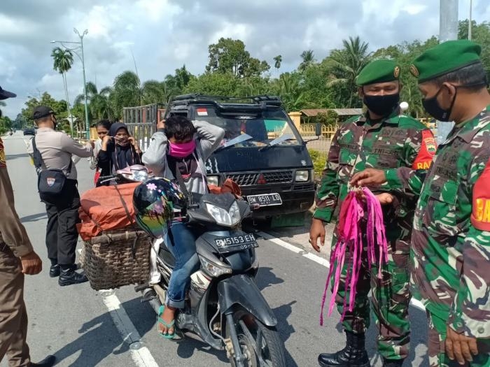 Dandim 0303 Bengkalis Bagi-bagi Masker Cegah Covid-19