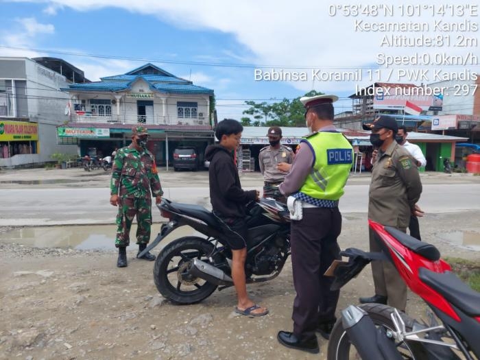 Putus Mata Rantai Covid 19, Serda Edi S Giat Lakukan Aturan Prokes di Kampung Pencing