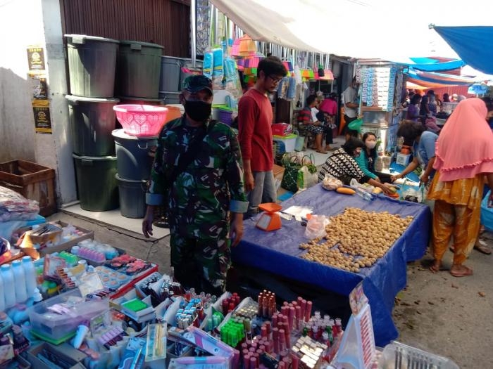 Cegah Virus, Sertu Nuril Zafri Beserta Tim Gabungan Maksimalkan Prokes di Pasar Tradisional Minas