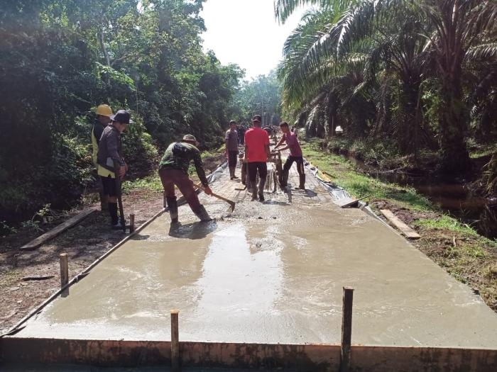 Bersama Warga Desa Temiang Satgas TMMD Buat Jalan