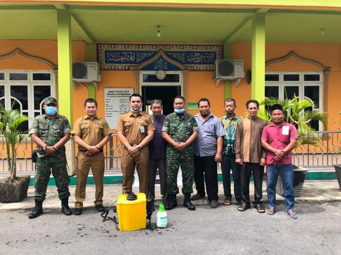 Lakukan Pencegahan Covid - 19 Lurah Rimbas Lakukan Penyemprotan Disinfektan Pada  Rumah Ibadah