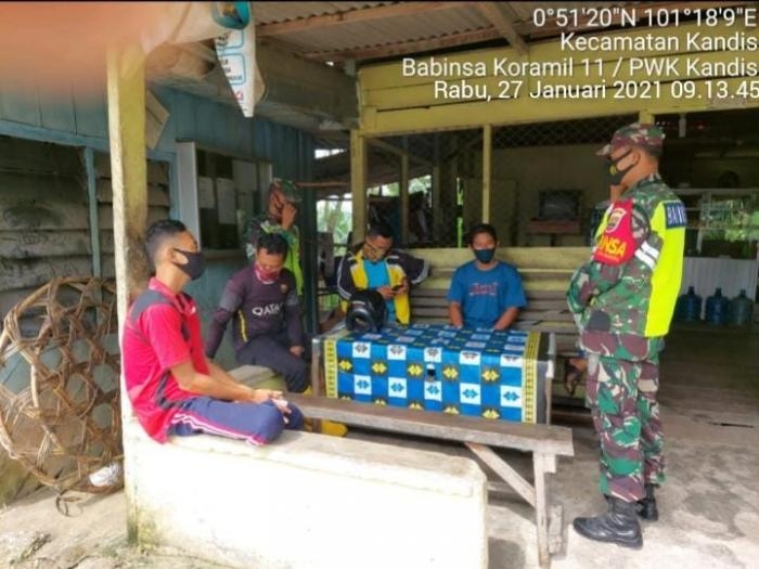 Personil Koramil 11 Kandis Gelar Prokes di Kampung Bekalar