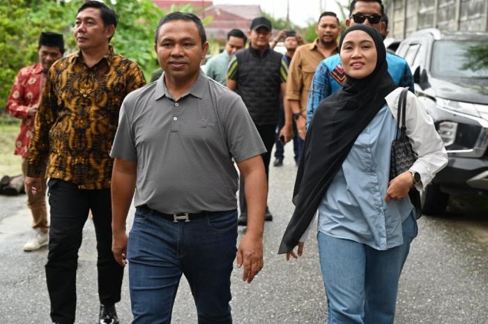 Meskipun Gerimis, Abdul Wahid Bawa Istri Jalan Kaki Menuju TPS