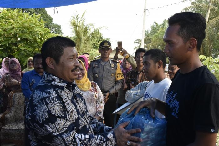 Bupati Amril Serahkan Bantuan Korban Kebakaran di Pingir dan Talang Muandau