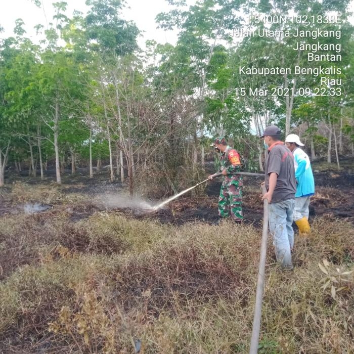 Cegah Kebakaran, Babinsa Desa Resam Lapis Lakukan Patroli Karlahut