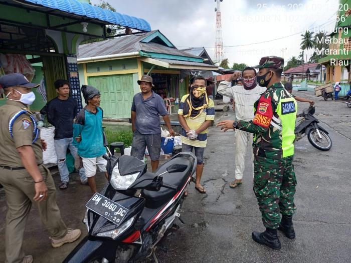 Cegah Penyebaran Covid, Personil Koramil 8 Merbau Gelar Patroli Prokes