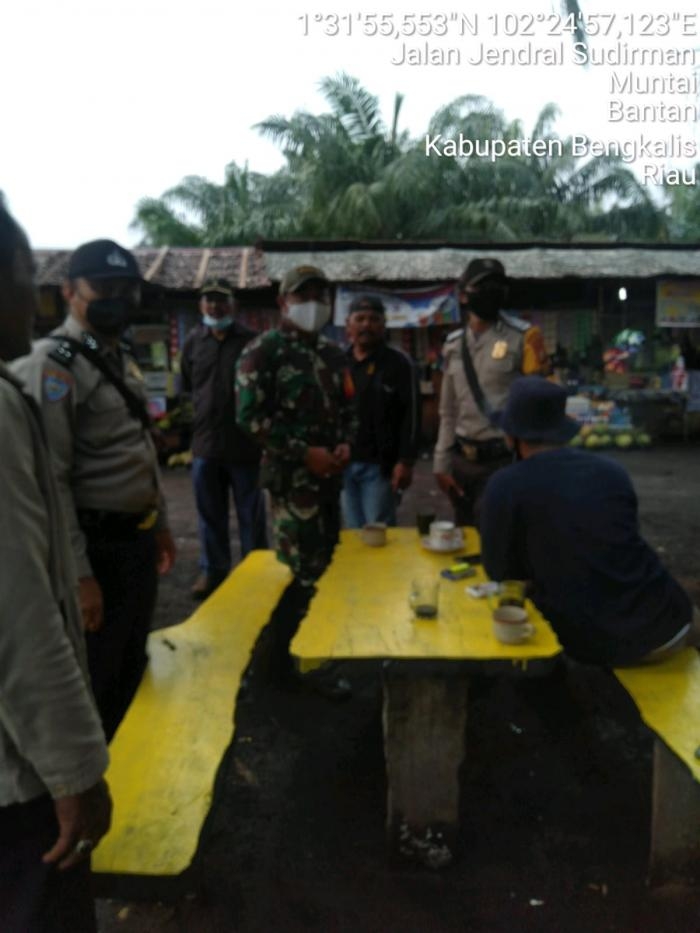 Waspada Virus, Serda Rustam Bersama Tim PPKM Giat Lakukan Monitoring Prokes Di Desa Muntai Barat