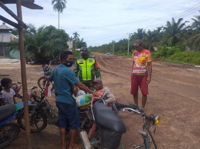 Anggota Danramil 07/Bukit Batu Gelar Patroli Gakplin Protokol Kesehatan