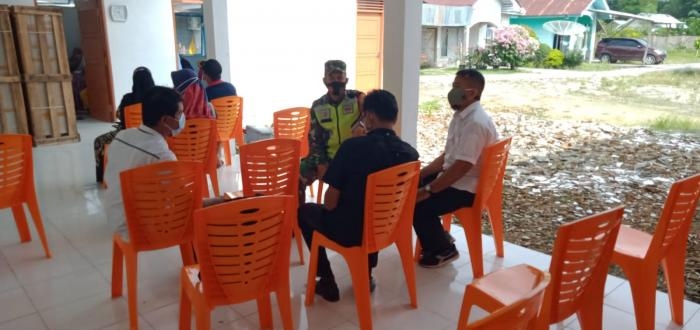 Antisipasi Penularan Covid 19, Babinsa Bunga Raya Serka Adam Kembali Gelar Patroli Prokes