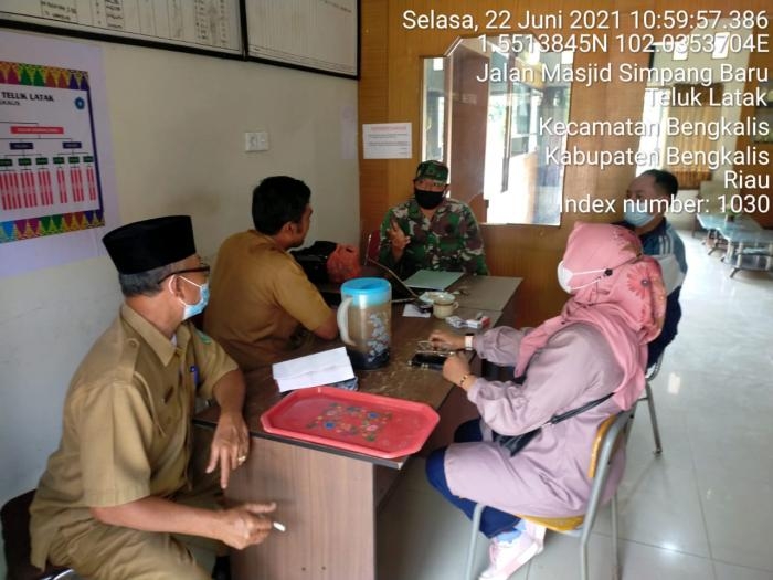 Antisipasi Penyebaran Covid 19, Babinsa Desa Teluk Latak Gelar Komsos Bersama Warga