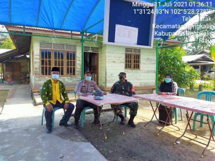 Putus Covid 19, Babinsa Desa Teluk Latak Giat Lakukan Komsos Kepada Warga