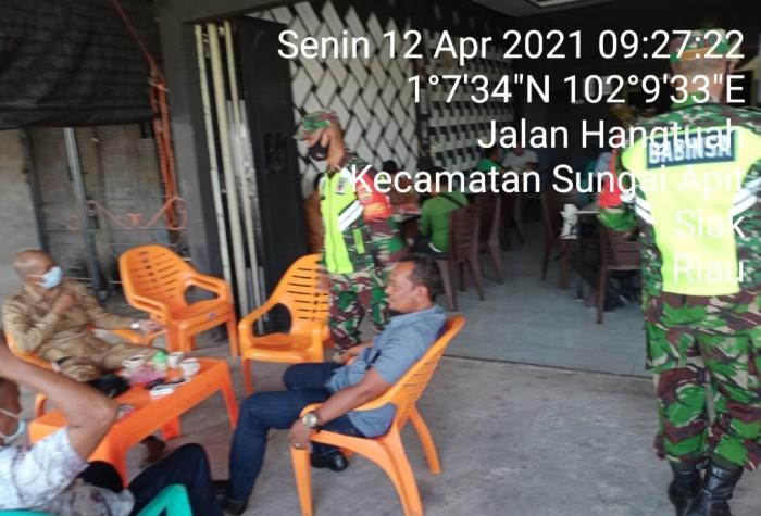 Babinsa Koramil 6 Sungai Apit Gelar Operasi Prokes di Jalan Umum