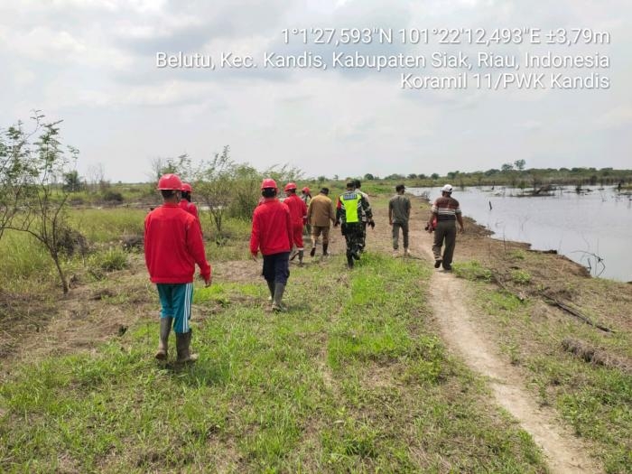 Pantau Karlahut di Kampung Jambai Makmur, Serda Roni Panjaitan Gelar Patroli Bersama Warga