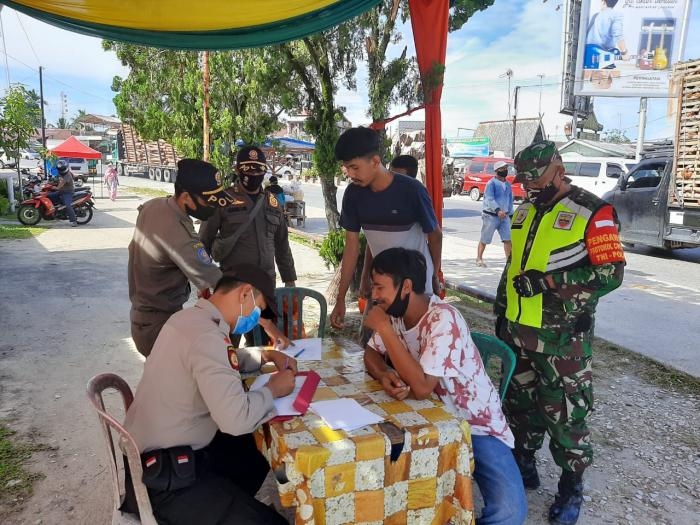 Putus Covid 19, Sertu Susiawan Bersama Tim Gelar Operasi Pendisiplinan Prokes