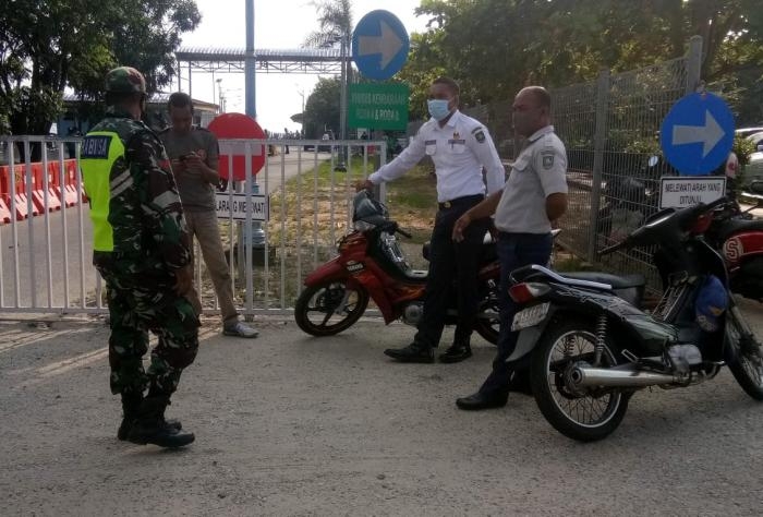 Cegah Penyebaran Covid 19, Anggota Koramil 07 Bukit Batu Kembali Gelar Prokes di Pelabuhan Roro Sung
