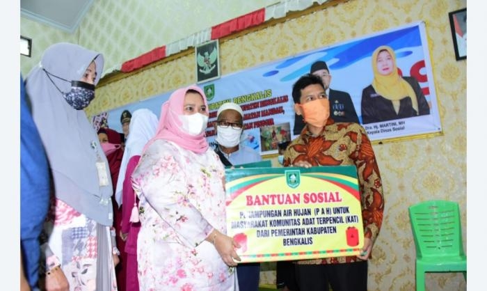 Bupati Bengkalis Kasmarni Salurkan Bantuan ke Korban Terdampak Covid-19 di 4 Kecamatan