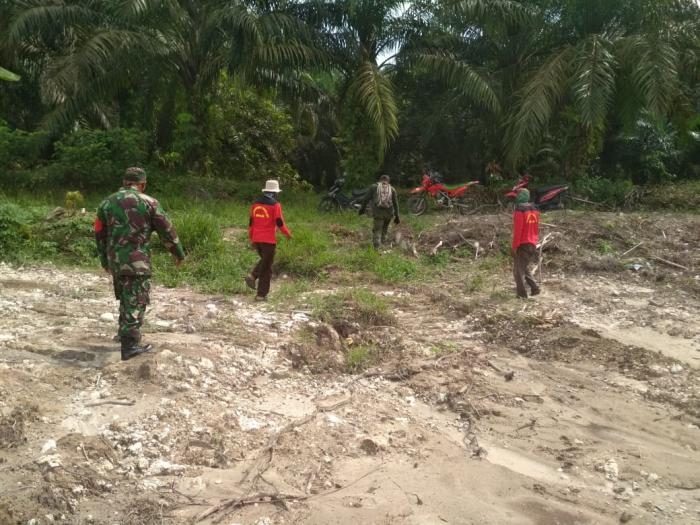 Cegah Karlahut di Kampung Mandiangin, Babinsa Koramil 09/Minas Lakukan Patroli Bersama Masyarakat