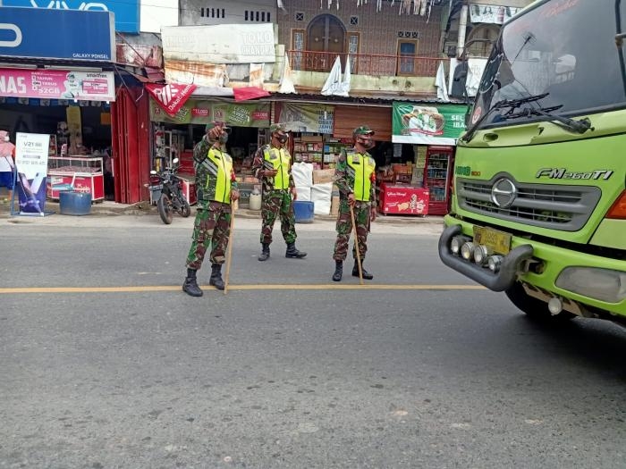 Cegah Penularan Covid 19, Serka Alif Bersama Tim Gabungan Gelar Operasi Prokes di Jalan Lintas Siak