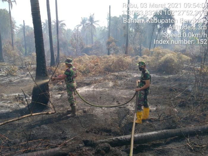 Personil 01 Bengkalis Giat Padamkan Api di Desa Pambang Pesisir