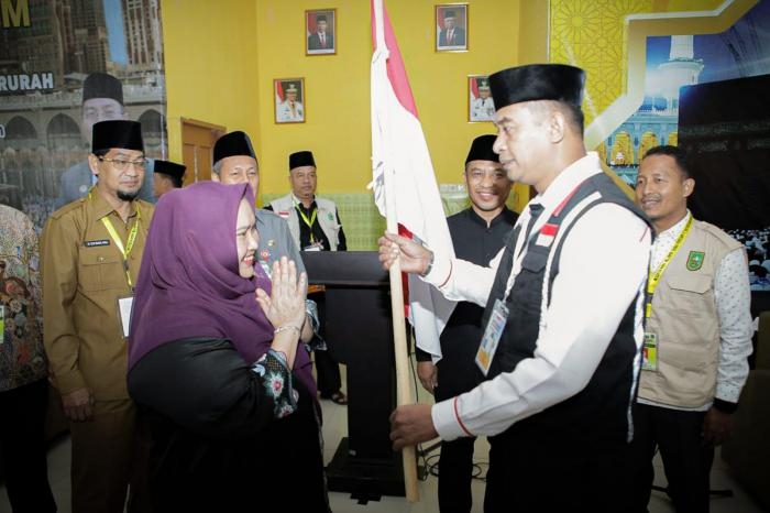 Pelepasan Jemaah Haji, Bupati Kasmarni Mohon Doakan Negeri Junjungan 