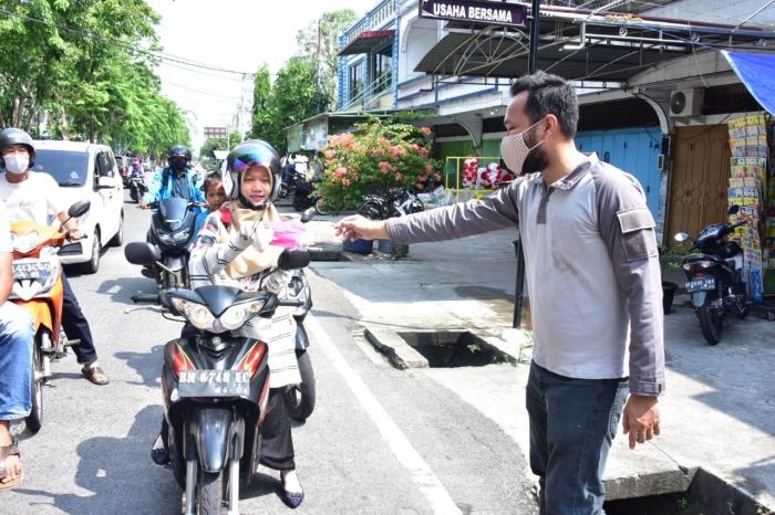 Lurah Kota Bengkalis Bagikan 1.500 Masker dan 200 Handsanitizer ke Warga Kelurahan Bengkalis Kota