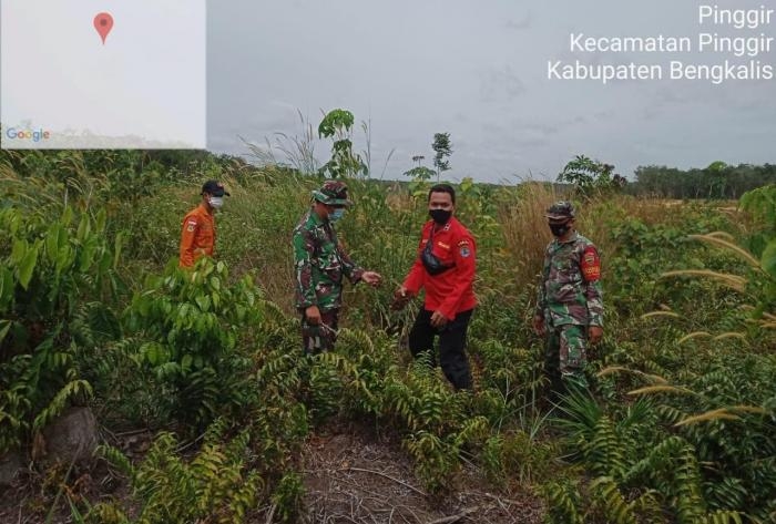 Anggota Koramil 04 Mandau Serma Suprapto bersama Warga Giat Lakukan Patroli Karlahut
