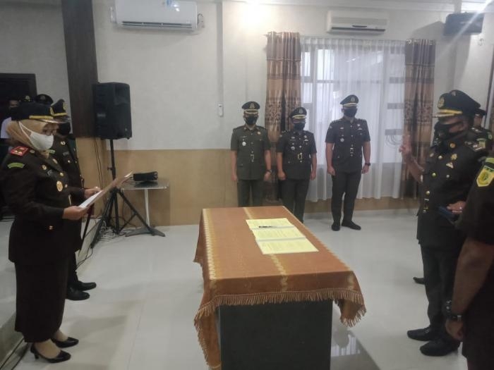 Kajari Bengkalis Pimpin Sertijab Kasi Pidum Dari Iwan Roy Charles Kepada Immanuel Tarigan 