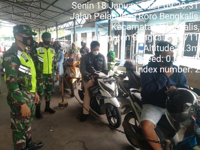 Personil Koramil 01/Bengkalis Ingatkan Warga Pentingnya Prokes