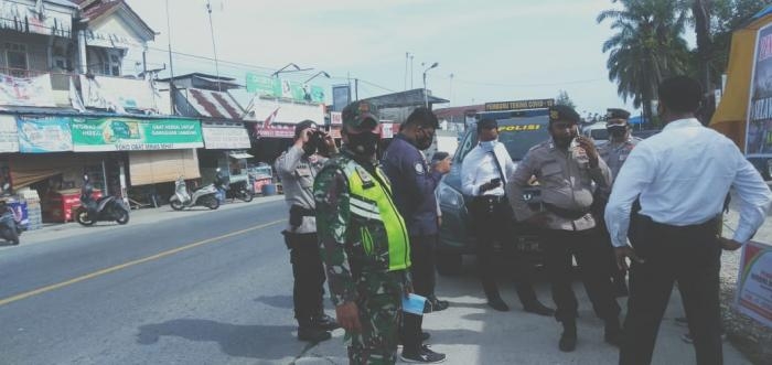 Cegah Penularan Virus, Serma Zulkifli Bersama Tim Gabungan Lakukan Operasi Yustisi di Jalan Lintas