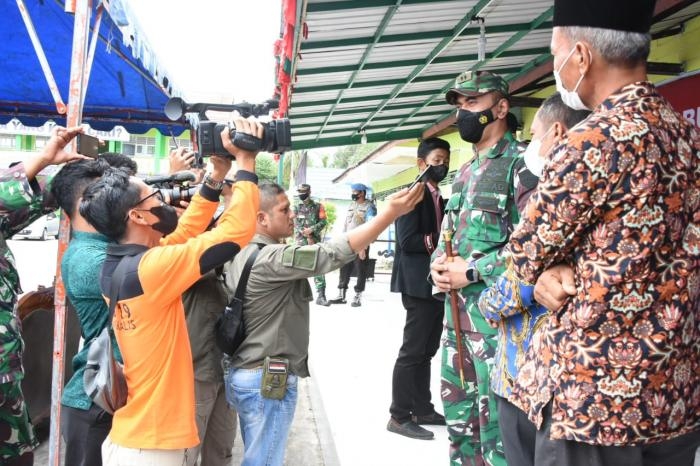 Sinergitas TNI - Polri Putus Mata Rantai Covid - 19, Ditandai Dengan Vaksinasi Secara Serentak