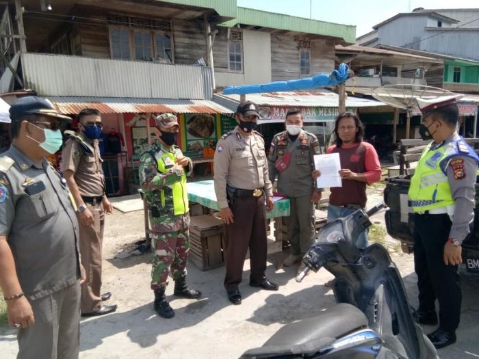 Anggota Danramil 12/Pwk Sabak Auh kembali gelar patroli yustisi protokol kesehatan.