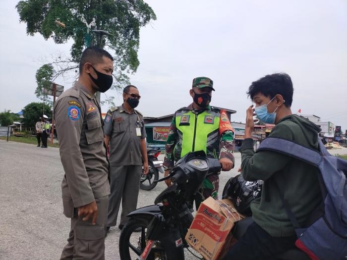 Cegah Covid 19, Sertu Fauzi Giat Lakukan Operasi Prokes di Desa Temusai