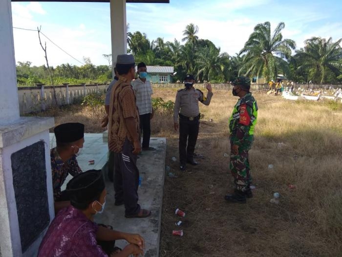 Putus Covid 19, Babinsa Koramil 07 Bukit Batu Giat Lakukan Prokes di Desa Batang Duku