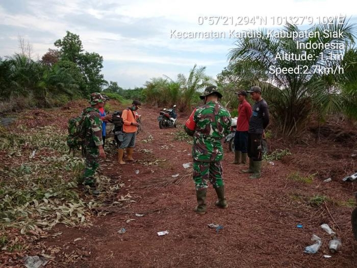 Pantau Titik Api, Anggota Koramil 11 Kandis Serda Rido Utomo Giat Lakukan Patroli Karlahut