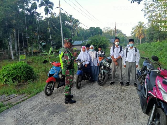 Antisipasi Penularan Virus Desase, Serda Nasril Efendi Giat Lakukan Pendisiplinan Aturan Prokes