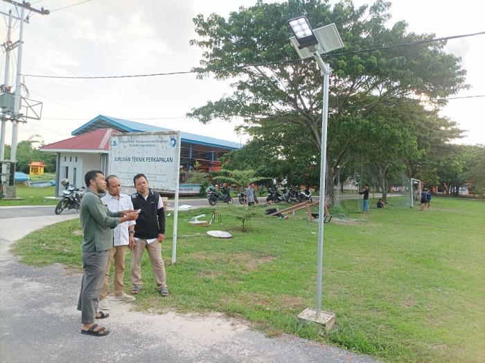 Dosen Elektro Sosialisi Penggunaan Lampu Jalan Umum Tenaga Surya di Kampus II Polbeng
