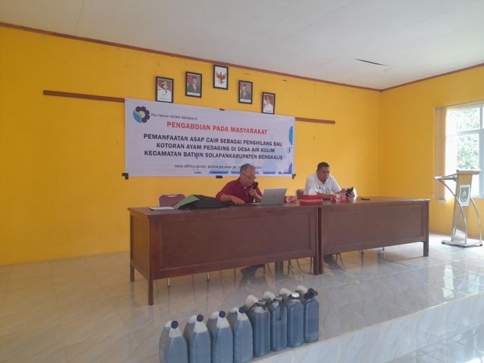 Polbeng Atasi Bau Kandang Ayam Menggunakan Asap Cair